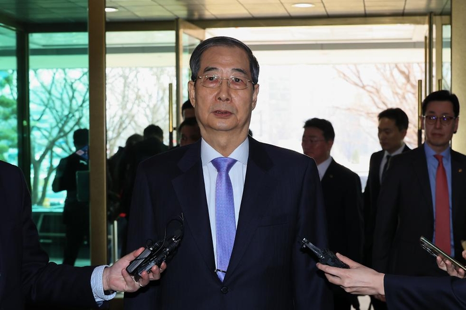 직무 복귀한 한덕수 대통령 권한대행 국무총리가 24일 세종대로 정부서울청사로 출근하고 있다.