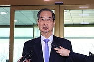 직무 복귀한 한덕수 대통령 권한대행 국무총리가 24일 세종대로 정부서울청사로 출근하고 있다.