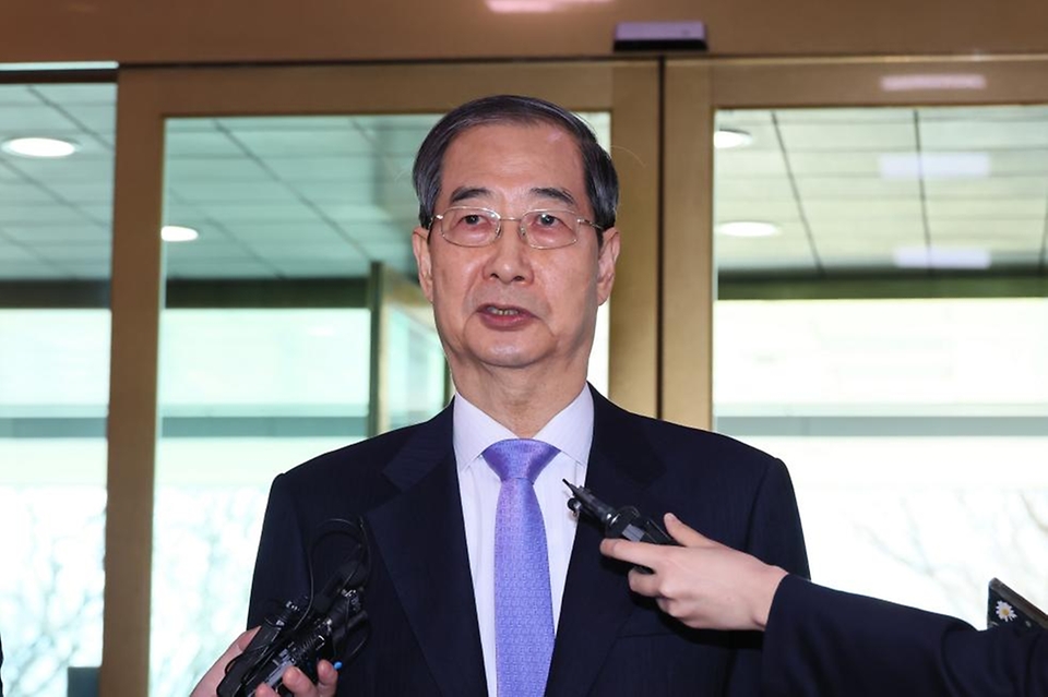 직무 복귀한 한덕수 대통령 권한대행 국무총리가 24일 세종대로 정부서울청사로 출근하고 있다.
