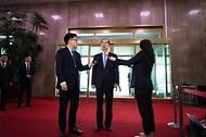 직무 복귀한 한덕수 대통령 권한대행 국무총리가 24일 세종대로 정부서울청사로 출근하고 있다.