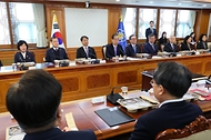 한덕수 대통령 권한대행 국무총리가 24일 세종대로 정부서울청사에서 열린 국무위원 간담회를 주재하고 있다.