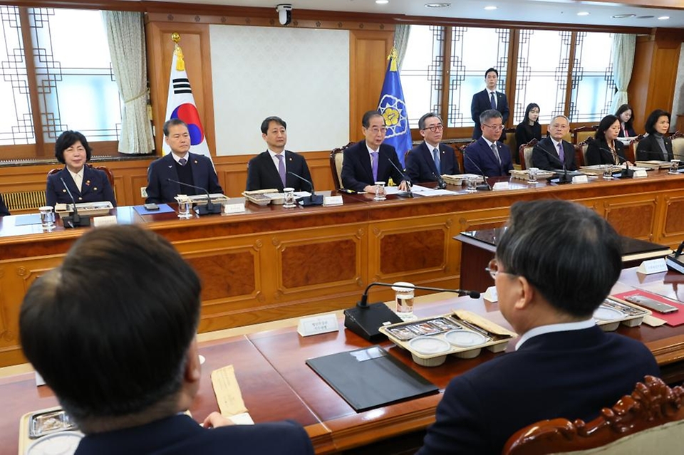 한덕수 대통령 권한대행 국무총리가 24일 세종대로 정부서울청사에서 열린 국무위원 간담회를 주재하고 있다.