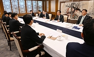 최상목 대통령 권한대행 부총리 겸 기획재정부 장관이 3월 24일 오전 서울 종로구 정부서울청사에서 열린 '대외경제현안간담회'를 주재하고 있다.