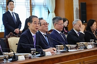한덕수 대통령 권한대행 국무총리가 24일 세종대로 정부서울청사에서 열린 국무위원 간담회를 주재하고 있다.