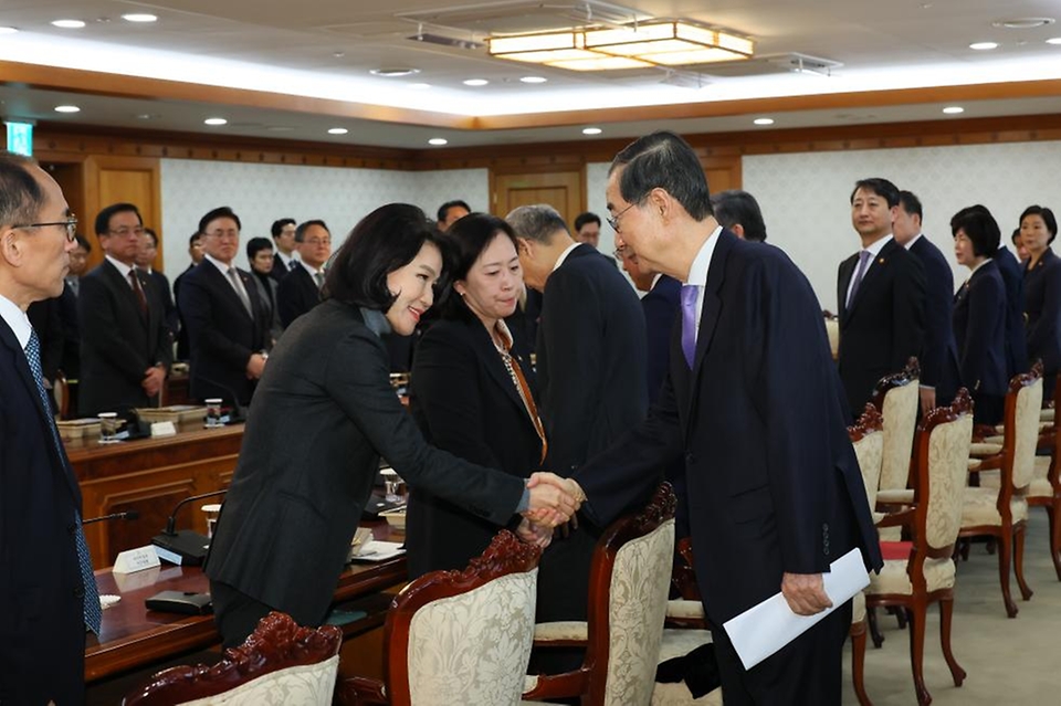 한덕수 대통령 권한대행 국무총리가 24일 세종대로 정부서울청사에서 열린 국무위원 간담회를 주재하고 있다.