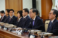 한덕수 대통령 권한대행 국무총리가 24일 세종대로 정부서울청사에서 열린 국무위원 간담회를 주재하고 있다.
