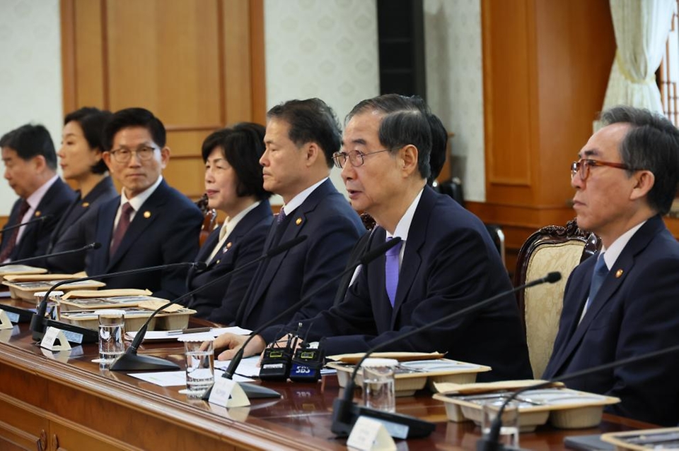 한덕수 대통령 권한대행 국무총리가 24일 세종대로 정부서울청사에서 열린 국무위원 간담회를 주재하고 있다.