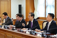 한덕수 대통령 권한대행 국무총리가 25일 세종대로 정부서울청사에서 열린 통상관계장관회의를 주재하고 있다.