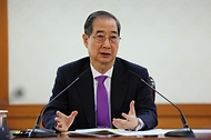 한덕수 대통령 권한대행 국무총리가 25일 세종대로 정부서울청사에서 열린 통상관계장관회의를 주재하고 있다.
