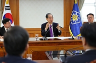 한덕수 대통령 권한대행 국무총리가 25일 세종대로 정부서울청사에서 열린 통상관계장관회의를 주재하고 있다.