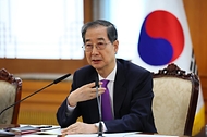 한덕수 대통령 권한대행 국무총리가 25일 세종대로 정부서울청사에서 열린 통상관계장관회의를 주재하고 있다.