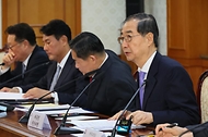 한덕수 대통령 권한대행 국무총리가 24일 세종대로 정부서울청사에서 국가안전보장회의(NSC)를 주재하고 있다.