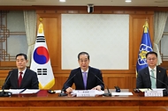 한덕수 대통령 권한대행 국무총리가 24일 세종대로 정부서울청사에서 국가안전보장회의(NSC)를 주재하고 있다.