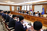 한덕수 대통령 권한대행 국무총리가 25일 세종대로 정부서울청사에서 열린 통상관계장관회의를 주재하고 있다.
