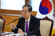 한덕수 대통령 권한대행 국무총리가 25일 세종대로 정부서울청사에서 열린 통상관계장관회의를 주재하고 있다.