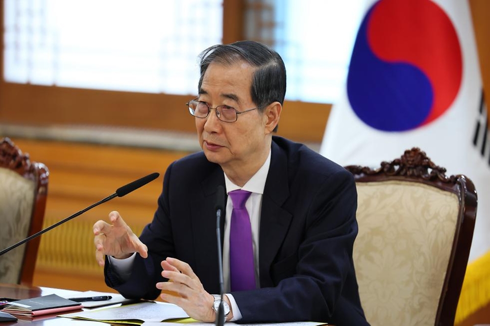 한덕수 대통령 권한대행 국무총리가 25일 세종대로 정부서울청사에서 열린 통상관계장관회의를 주재하고 있다.