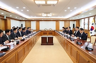 한덕수 대통령 권한대행 국무총리가 25일 세종대로 정부서울청사에서 열린 통상관계장관회의를 주재하고 있다.