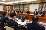 한덕수 대통령 권한대행 국무총리가 24일 세종대로 정부서울청사에서 국가안전보장회의(NSC)를 주재하고 있다.