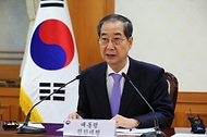 한덕수 대통령 권한대행 국무총리가 24일 세종대로 정부서울청사에서 국가안전보장회의(NSC)를 주재하고 있다.