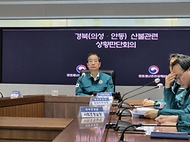 한덕수 대통령 권한대행 국무총리가 25일 세종대로 정부서울청사에서 울산·경북·경남 산불대응 중앙재난안전대책본부 회의를 주재하고 있다.