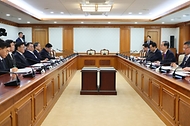 한덕수 대통령 권한대행 국무총리가 25일 세종대로 정부서울청사에서 열린 치안관계장관회의를 주재하고 있다.