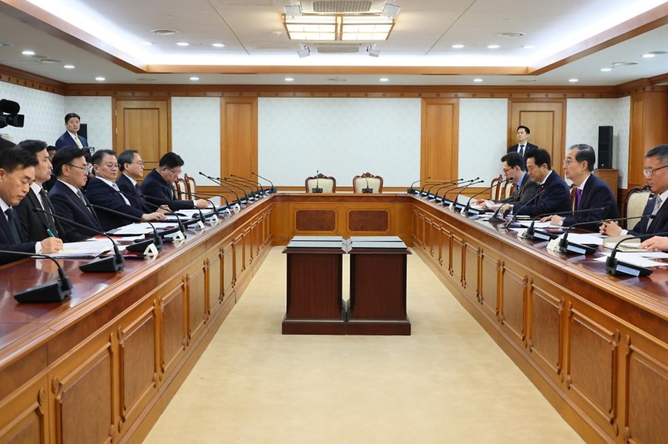한덕수 대통령 권한대행 국무총리가 25일 세종대로 정부서울청사에서 열린 치안관계장관회의를 주재하고 있다.