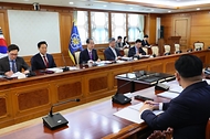 한덕수 대통령 권한대행 국무총리가 25일 세종대로 정부서울청사에서 열린 치안관계장관회의를 주재하고 있다.