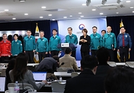 한덕수 대통령 권한대행 국무총리가 26일 세종대로 정부서울청사에서 산불 예방 관련 대국민담화를 하고 있다.