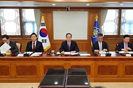 한덕수 대통령 권한대행 국무총리가 25일 세종대로 정부서울청사에서 열린 치안관계장관회의를 주재하고 있다.