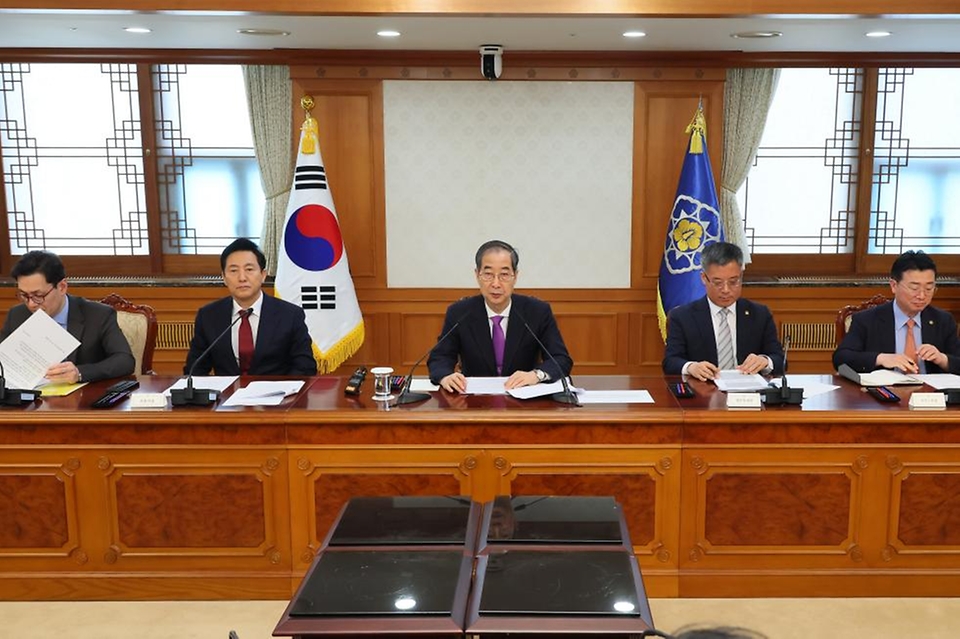 한덕수 대통령 권한대행 국무총리가 25일 세종대로 정부서울청사에서 열린 치안관계장관회의를 주재하고 있다.