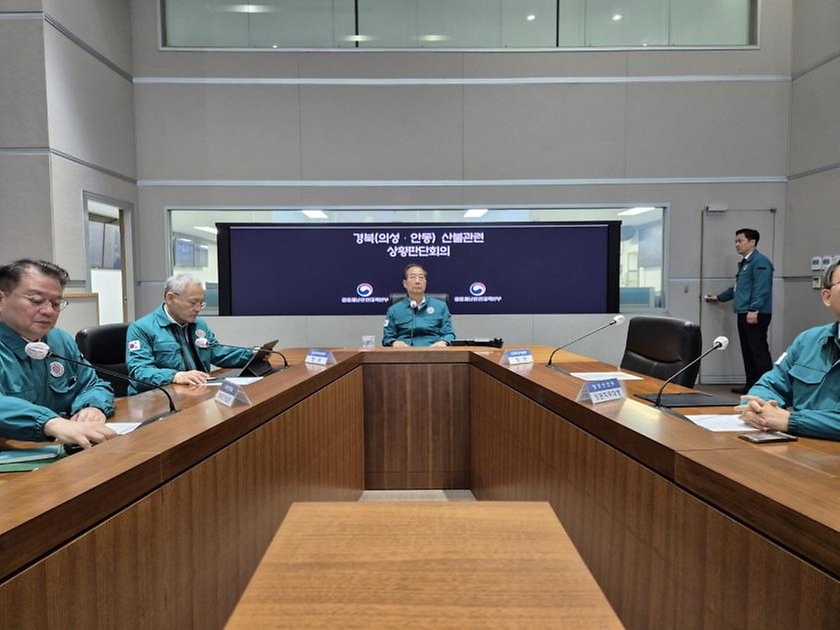 한덕수 대통령 권한대행 국무총리가 25일 세종대로 정부서울청사에서 울산·경북·경남 산불대응 중앙재난안전대책본부 회의를 주재하고 있다.
