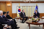 한덕수 대통령 권한대행 국무총리가 25일 세종대로 정부서울청사에서 마이크 던리비 미국 알래스카 주지사를 접견, 인사 및 환담을 나누고 있다.