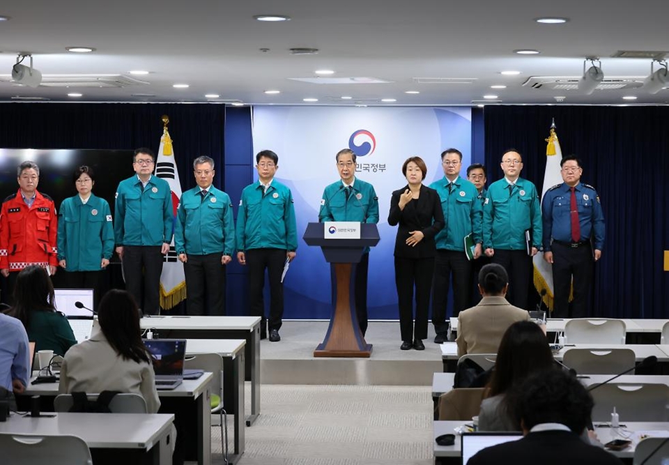 한덕수 대통령 권한대행 국무총리가 26일 세종대로 정부서울청사에서 산불 예방 관련 대국민담화를 하고 있다.