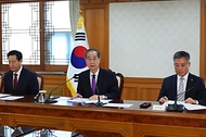 한덕수 대통령 권한대행 국무총리가 25일 세종대로 정부서울청사에서 열린 치안관계장관회의를 주재하고 있다.