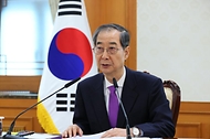 한덕수 대통령 권한대행 국무총리가 25일 세종대로 정부서울청사에서 열린 치안관계장관회의를 주재하고 있다.
