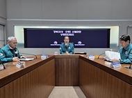 한덕수 대통령 권한대행 국무총리가 25일 세종대로 정부서울청사에서 울산·경북·경남 산불대응 중앙재난안전대책본부 회의를 주재하고 있다.