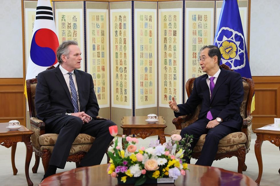 한덕수 대통령 권한대행 국무총리가 25일 세종대로 정부서울청사에서 마이크 던리비 미국 알래스카 주지사를 접견, 인사 및 환담을 나누고 있다.