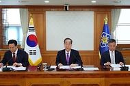 한덕수 대통령 권한대행 국무총리가 25일 세종대로 정부서울청사에서 열린 치안관계장관회의를 주재하고 있다.
