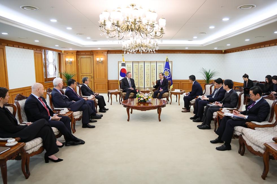 한덕수 대통령 권한대행 국무총리가 25일 세종대로 정부서울청사에서 마이크 던리비 미국 알래스카 주지사를 접견, 인사 및 환담을 나누고 있다.