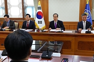 한덕수 대통령 권한대행 국무총리가 25일 세종대로 정부서울청사에서 열린 치안관계장관회의를 주재하고 있다.