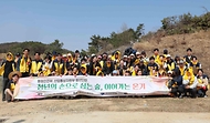 2025. 3. 26(수) 13:20 충청남도 공주시 일원에서 산업통상자원부 청년인턴 20여 명과 행정안전부 청년인턴 40여 명은 '온기나눔' 캠페인의 일환으로 나무 심기 봉사활동에 참여하였다.