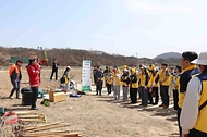 2025. 3. 26(수) 13:20 충청남도 공주시 일원에서 산업통상자원부 청년인턴 20여 명과 행정안전부 청년인턴 40여 명은 '온기나눔' 캠페인의 일환으로 나무 심기 봉사활동에 참여하였다.