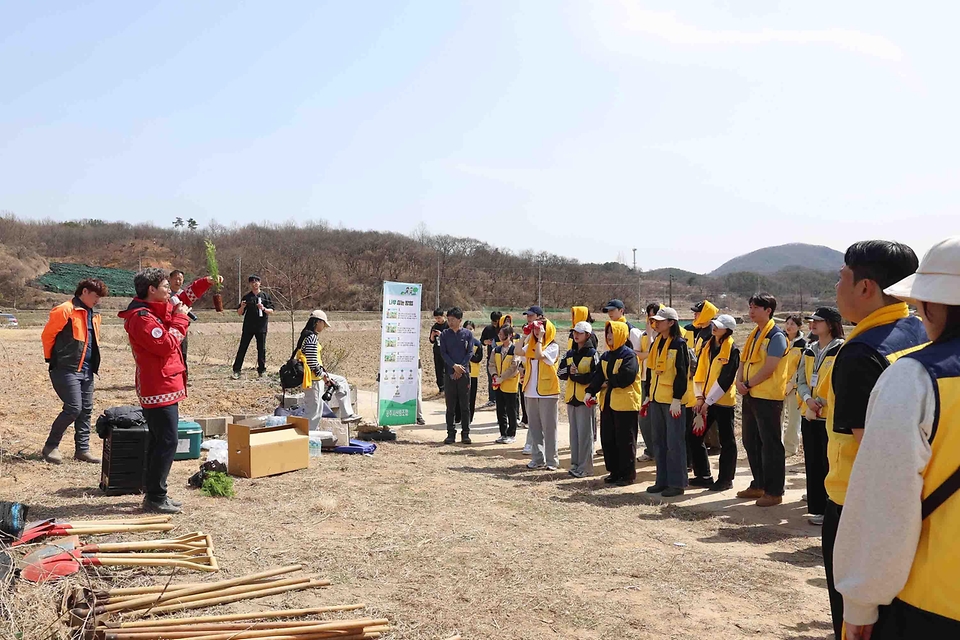 2025. 3. 26(수) 13:20 충청남도 공주시 일원에서 산업통상자원부 청년인턴 20여 명과 행정안전부 청년인턴 40여 명은 '온기나눔' 캠페인의 일환으로 나무 심기 봉사활동에 참여하였다.