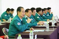 한덕수 대통령 권한대행 국무총리가 28일 경북 안동 산불현장통합지휘본부를 방문, 산불 피해 수습 및 지원대책에 대한 현장을 점검하고 있다.