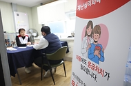 경남 산불 피해 지원을 위한 중앙합동지원센터가 운영되고 있다. 지난 21일 발생한 대형 산불 수습과 피해자 지원·대피자의 일상 복귀를 위해 마련됐다. 사진은 31일 경남 산청군 덕산체육공원 시천게이트볼장에 마련된 중앙합동지원센터 모습.