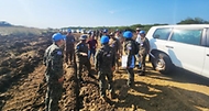 권병국 한빛부대장이 주보급로 보수작전 현장을 확인하고 있다.