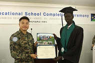 권병국 한빛부대장이 주보급로 보수작전 현장을 확인하고 있다. 