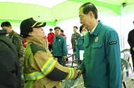 한덕수 대통령 권한대행 국무총리가 28일 경북 안동 산불현장통합지휘본부를 방문, 산불 피해 수습 및 지원대책에 대한 현장을 점검하고 있다.