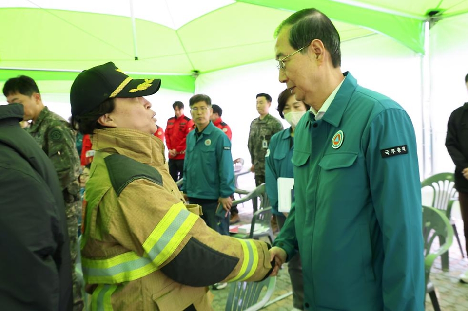 한덕수 대통령 권한대행 국무총리가 28일 경북 안동 산불현장통합지휘본부를 방문, 산불 피해 수습 및 지원대책에 대한 현장을 점검하고 있다.