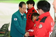 한덕수 대통령 권한대행 국무총리가 28일 경북 안동 산불현장통합지휘본부를 방문, 산불 피해 수습 및 지원대책에 대한 현장을 점검하고 있다.